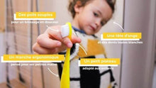 Load image into Gallery viewer, Enfant utilisant une brosse à dents avec poils souples, manche ergonomique et petit plateau adapté aux dents de lait