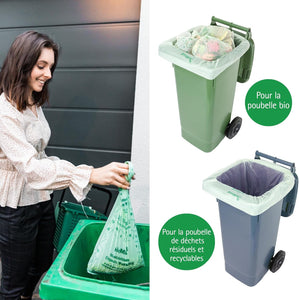 Femme utilisant un sac poubelle compostable pour déchets bio, avec deux poubelles colorées en arrière-plan.