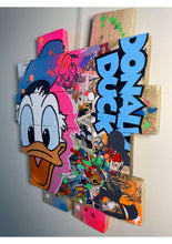 Cargar imagen en el visor de la galería, Tableau pop art de Donald Duck sur bois de palette, avec peinture acrylique et bandes dessinées, finition vernis mat.