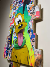 Cargar imagen en el visor de la galería, Tableau Pop Art Pluto en bois recyclé, inspiré de Disney, coloré et joyeux pour égayer votre intérieur.