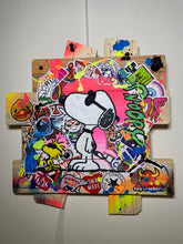 Charger l&#39;image dans la galerie, Œuvre Pop Art de Snoopy entourée d&#39;autocollants colorés sur un fond vibrant, ajoutant une touche ludique à la décoration intérieure.