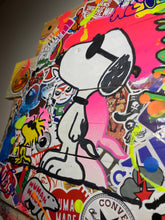 Laden Sie das Bild in den Galerie-Viewer, Illustration de Snoopy en Pop Art entouré de stickers colorés et ludiques, parfaite pour accrocher dans votre salon.