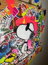 Load image into Gallery viewer, Oeuvre Pop Art de Snoopy entourée de stickers colorés, ajoutant une touche ludique à la décoration.