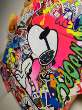 Charger l&#39;image dans la galerie, Tableau Pop Art Snoopy coloré avec des autocollants ludiques et une touche nostalgique pour votre décoration intérieure.