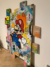 Carica l&#39;immagine nel visualizzatore di Gallery, Tableau pop art MARIO sur toile en bois, vibrant et coloré, intégrant bandes dessinées et peinture acrylique.