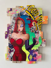 Laden Sie das Bild in den Galerie-Viewer, Tableau pop art de Jessica Rabbit sur bois recyclé, inspiré de Roger Rabbit, avec des couleurs vibrantes et des matériaux variés.