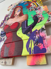 Charger l&#39;image dans la galerie, Tableau Pop Art Jessica Rabbit sur bois recyclé, vibrant et captivant, mélange de couleurs et de styles.