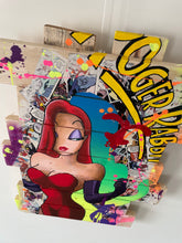 Laden Sie das Bild in den Galerie-Viewer, Tableau pop art de Jessica Rabbit sur bois recyclé, vibrant avec couleurs et collages de bandes dessinées.