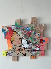 Laden Sie das Bild in den Galerie-Viewer, Tableau pop art de Tintin et Milou sur support en bois recyclé, vibrant et coloré, capturant l&#39;aventure.