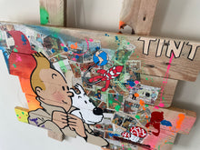 Carica l&#39;immagine nel visualizzatore di Gallery, Tableau pop art Tintin et Milou sur bois recyclé, vibrant et coloré, capturant aventure et amitié des personnages.