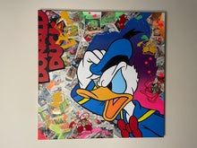 Laden Sie das Bild in den Galerie-Viewer, Tableau Pop Art de Donald Duck, réalisé avec peinture acrylique et stickers, vibrant et ludique.