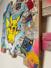 Charger l&#39;image dans la galerie, Tableau Pop Art représentant Pikachu sur bois recyclé, avec des touches de peinture colorée et des cartes Pokémon.