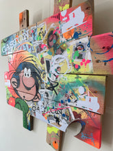 Cargar imagen en el visor de la galería, Tableau pop art vibrant de Gaston Lagaffe sur planches de palette, avec explosion de couleurs et textures.