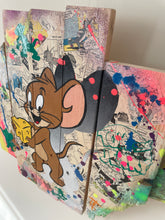 Load image into Gallery viewer, Tableau original Pop Art représentant Jerry de Tom et Jerry sur des planches de palette colorées.