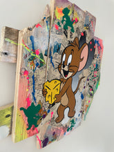 Charger l&#39;image dans la galerie, Tableau Pop Art avec Jerry, la souris de Tom et Jerry, tenant un morceau de fromage sur planches en bois.