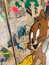 Cargar imagen en el visor de la galería, Tableau Pop Art de Jerry, souris emblématique de Tom et Jerry, sur fond de planches de palette et de bandes dessinées.