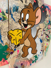 Charger l&#39;image dans la galerie, Tableau Pop Art original de Jerry holding cheese, inspiré du dessin animé Tom et Jerry, réalisé sur palette en bois.