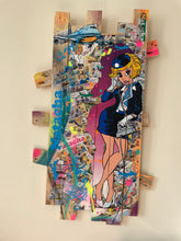 Laden Sie das Bild in den Galerie-Viewer, Tableau POP Art écologique Natacha sur palettes recyclées, vibrant et dynamique, illustrant l&#39;héroïne de bande dessinée.