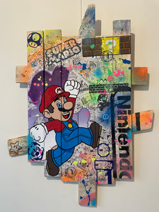 Tableau POP Art de Mario Bros sur palettes, vibrant et coloré, fusionnant recyclage et créativité artistique.