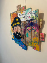 Carica l&#39;immagine nel visualizzatore di Gallery, Tableau POP Art du capitaine Haddock, peint sur des planches de palette avec des couleurs éclatantes.