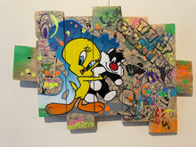 Carica l&#39;immagine nel visualizzatore di Gallery, Tableau Pop Art représentant Titi et Grosminet sur des planches recyclées, couleurs vives et style artistique.