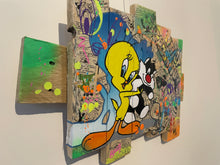 Laden Sie das Bild in den Galerie-Viewer, Pop Art tableau of Titi and Grosminet on recycled wood, featuring vibrant colors and playful design.