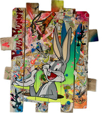 Laden Sie das Bild in den Galerie-Viewer, Tableau Pop Art de Bugs Bunny sur bois, œuvre unique signée Vincent Streiff, couleurs vives et texture authentique.