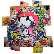 Load image into Gallery viewer, Oeuvre Pop Art Snoopy avec autocollants colorés sur fond en bois, apportant une touche ludique et nostalgique à la décoration.