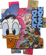 Cargar imagen en el visor de la galería, Tableau pop art de Donald en bois de palette, avec bandes dessinées, peintures acryliques et vernis mat pour protection.