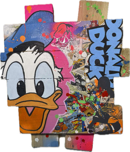 Tableau pop art de Donald en bois de palette, avec bandes dessinées, peintures acryliques et vernis mat pour protection.