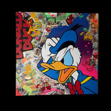 Load image into Gallery viewer, Tableau Pop Art de Donald Duck, réalisé en acrylique et bombes de peinture, intégrant stickers colorés.